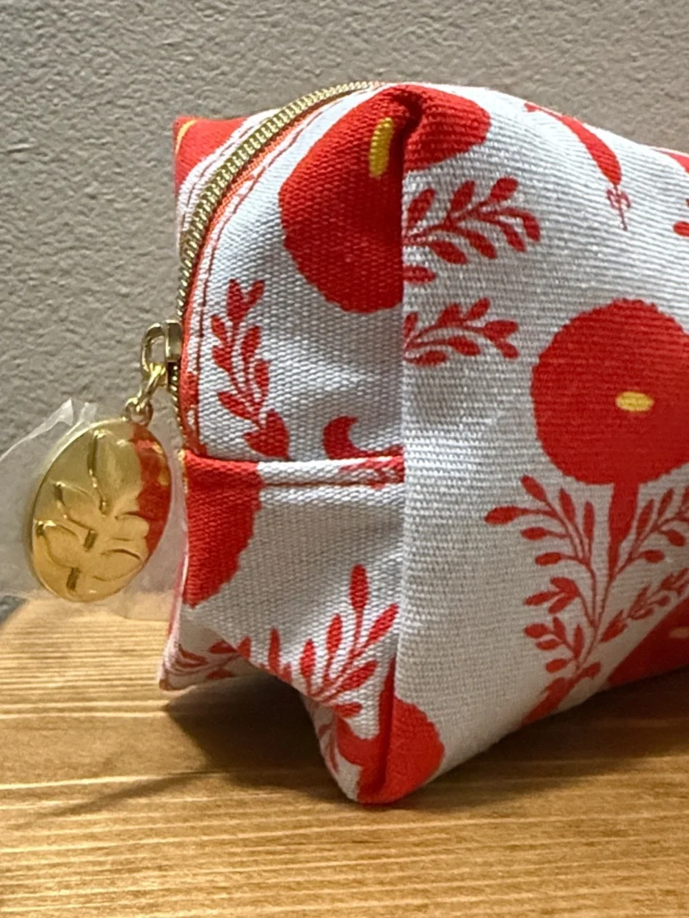 Estee Lauder Canvas Pouch with Deep Coral Floral Print and Skincare Trio; NWOT - Picture 3 of 9